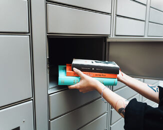 Self-service pickup locker