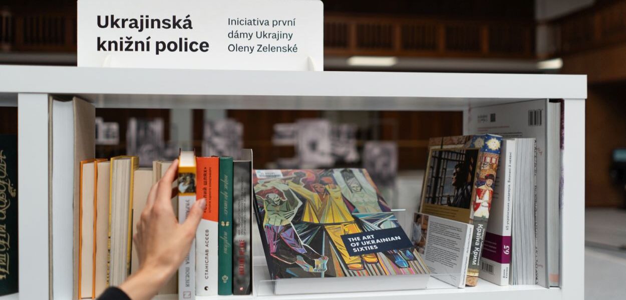 Ukrajinská knižní police v Hale služeb