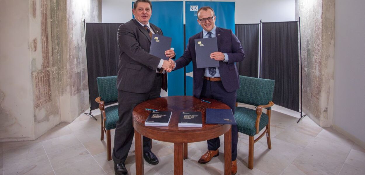 Ředitel společnosti Microsoft pro Českou republiku a Slovensko Michal Stachník a  generální ředitel Národní knihovny ČR Tomáš Foltýn