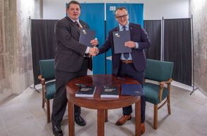 Ředitel společnosti Microsoft pro Českou republiku a Slovensko Michal Stachník a  generální ředitel Národní knihovny ČR Tomáš Foltýn