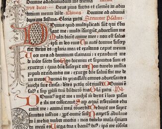 Agenda Pragensis. [Plzeň, cca 1478–1479] Druhý nejstarší tisk vydaný v Čechách. Tiskárna pracovala od 1476 v západočeské Plzni a anonymní prototypograf dostal pomocné označení Tiskař Statut Arnošta z Pardubic. Trojřádkový nadpis na první straně je tištěn červeně, další nadepsání na stránce jsou stejně jako iniciálky a větší iniciála „D(omine)“ s perokresebnou výzdobou doplněny rubrikátorem. NK ČR sign. 44 G 44. Fol. [a1r]