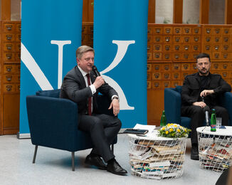 Ukrajinský prezident Volodymyr Zelenskyj s doprovodem při návštěvě Národní knihovny ČR / Foto: Z. Homolka Fedorová, NK ČR