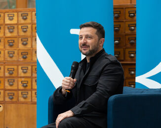 Ukrajinský prezident Volodymyr Zelenskyj s doprovodem při návštěvě Národní knihovny ČR / Foto: Z. Homolka Fedorová, NK ČR
