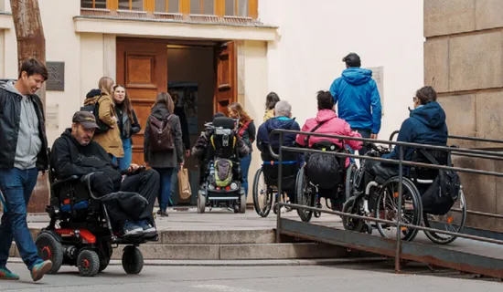 Návštěvníci s omezenou mobilitou při exkurzi v Národní knihovně ČR