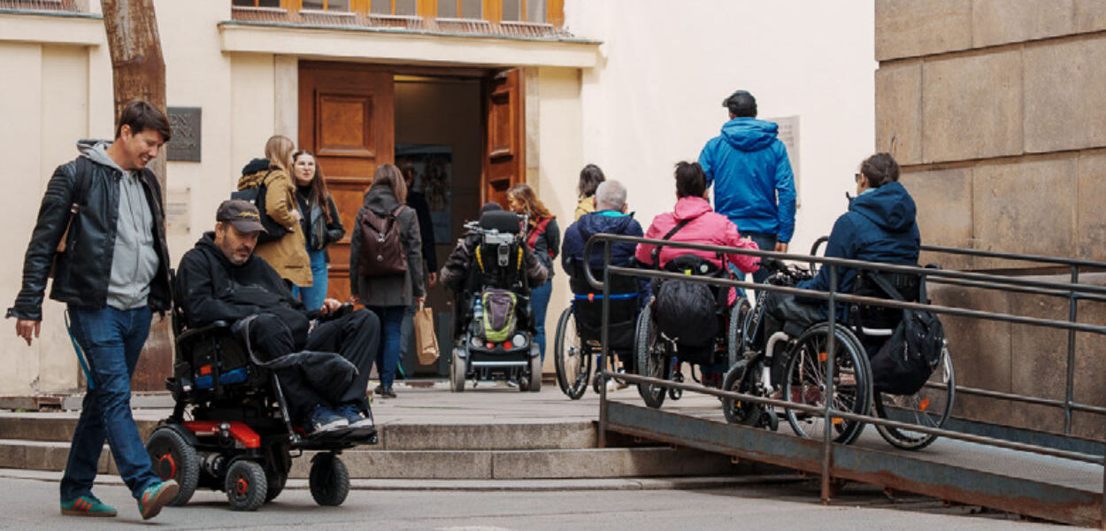 Návštěvníci s omezenou mobilitou při exkurzi v Národní knihovně ČR