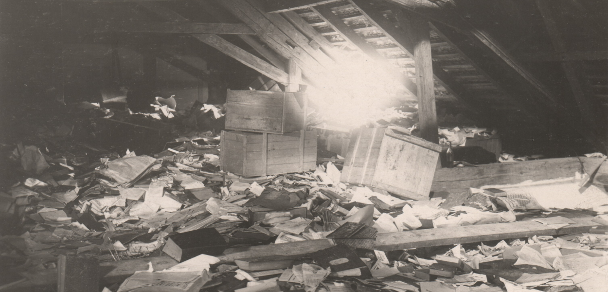Konfiskované knihy z celé Evropy v podkroví zámku Nový Berštejn v roce 1945.
/ Foto: Archiv Národní knihovny ČR
