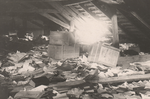 Konfiskované knihy z celé Evropy v podkroví zámku Nový Berštejn v roce 1945.
/ Foto: Archiv Národní knihovny ČR
