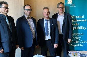 Zleva: J. Lukavec a M. Záviška z NK ČR a J. Krátký a J. Olša, Jr. z MZV ČR / Foto. H. Sharai