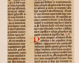 Biblia latina. [Mainz, cca 1452–1454]. Jednolistový fragment z latinské bible vytištěné vynálezcem knihtisku Johannem Gutenbergem (Izaiáš 7,25–10,13). Červená iniciála. NK ČR sign. 39 B 54 jednolist