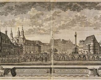 Trogj Popsánj, Předně: Sľawnýho Wgezdu … MARIAE THERESIAE … Praha : Karel František Rosenmüller mladší, 1743. Rozkládací rytá obrazová příloha dokumentující průjezd slavnostního korunovačního průvodu císařovny a české královny Marie Terezie (1717-1780) přes Staroměstské náměstí. NK ČR, sign. 54 B 1. Příloha mezi s. 8-9