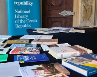 Dar krajanských publikací z MZV ČR / Foto. H. Sharai