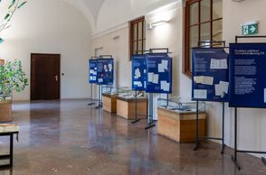 Chodba před studovnou Hudebního oddělení