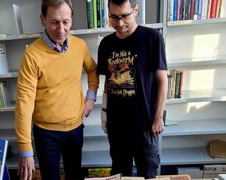 Ivan Dubovický (Ministerstvo kultury ČR) a Jan Lukavec (Národní knihovna ČR) s knižním darem