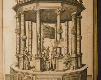 Tabulae Rudolphinae. Ulm, 1627. Rudolfinské tabulky Johanna Keplera (1571-1630) překonaly všechny předchozí astronomické tabulky. Byly totiž založeny na Koperníkově heliocentrické teorii upřesněné Keplerovými zákony o pohybu planet. Frontispis tabulek alegoricky zobrazuje historický vývoj astronomie (ve střední části), tvorbu tabulek (v podstavci) a Keplerovy objevy (múzami na střeše chrámu). NK ČR, sign. 14 B 73. Frontispis