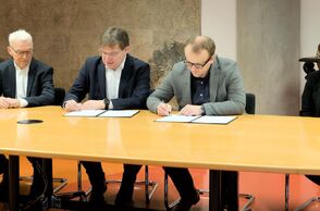 Zleva: M. Svoboda a P. Očko (NTK), T. Foltýn a L. Maixnerová (NK ČR) / Foto: Archiv NTK