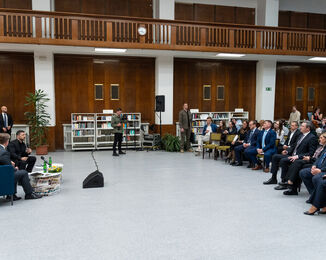 Ukrajinský prezident Volodymyr Zelenskyj s doprovodem při návštěvě Národní knihovny ČR / Foto: Z. Homolka Fedorová, NK ČR