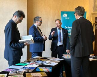 Dar krajanských publikací z MZV ČR / Foto. H. Sharai