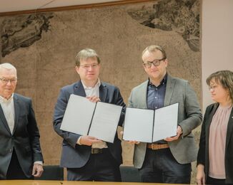 Zleva: M. Svoboda a P. Očko (NTK), T. Foltýn a L. Maixnerová (NK ČR) / Foto: Archiv NTK